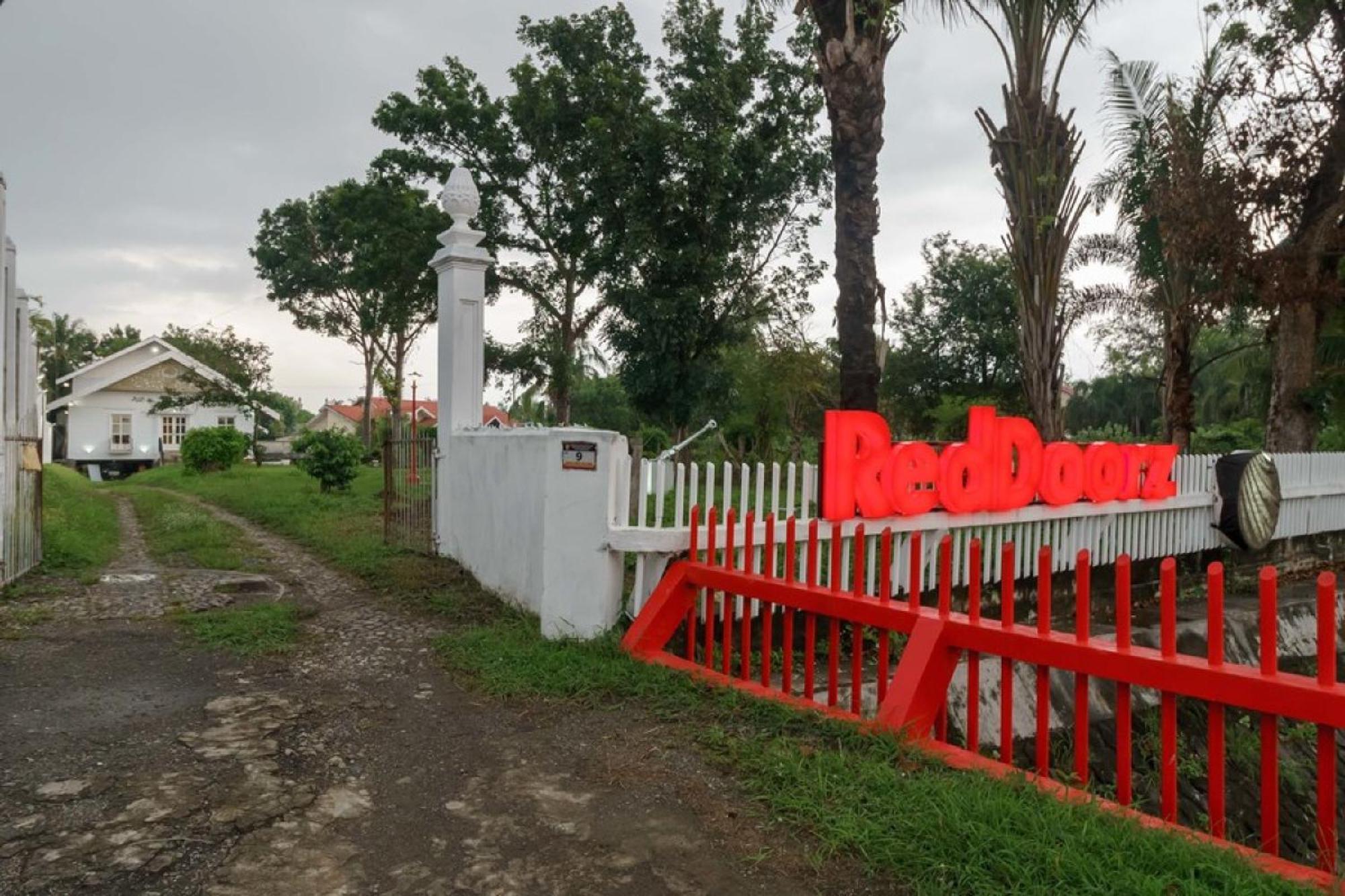 RedDoorz Syariah near Suzuya Mall Banda Aceh 2 Geutieue Dış mekan fotoğraf